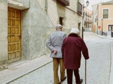Ældre par på gåtur