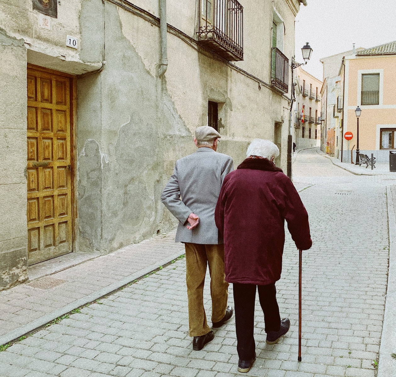 Ældre par på gåtur